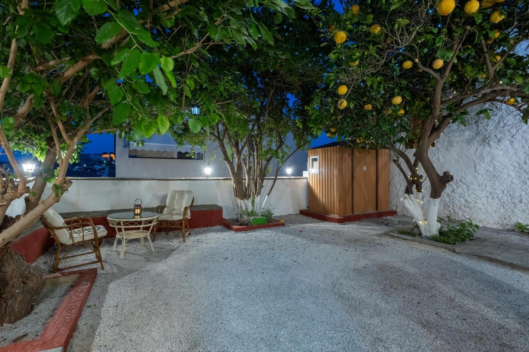Spacious Home With Yard, Mytilene Lesvos Exteriör bild