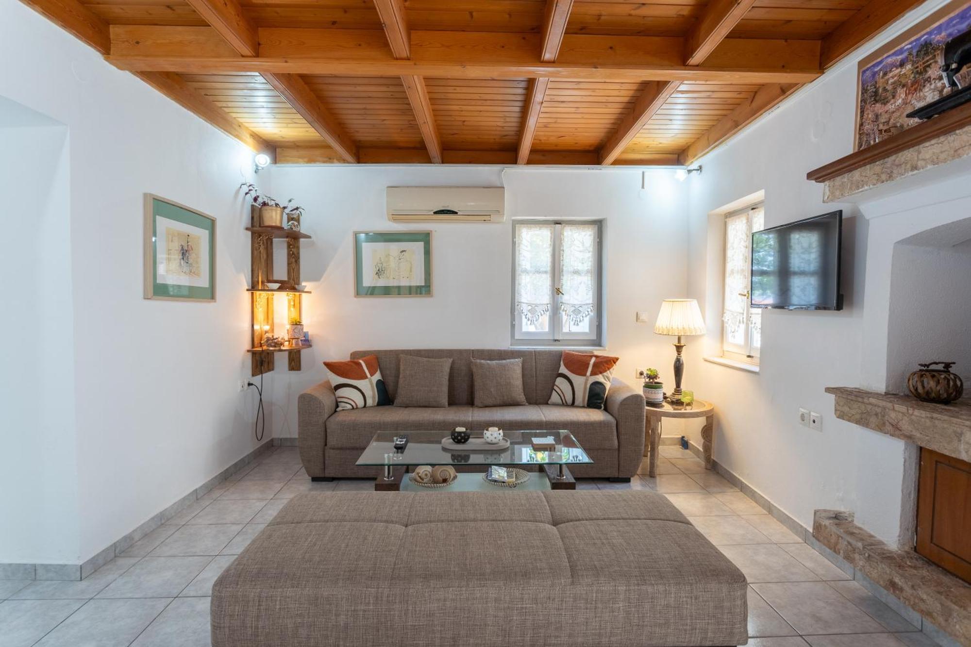 Spacious Home With Yard, Mytilene Lesvos Exteriör bild