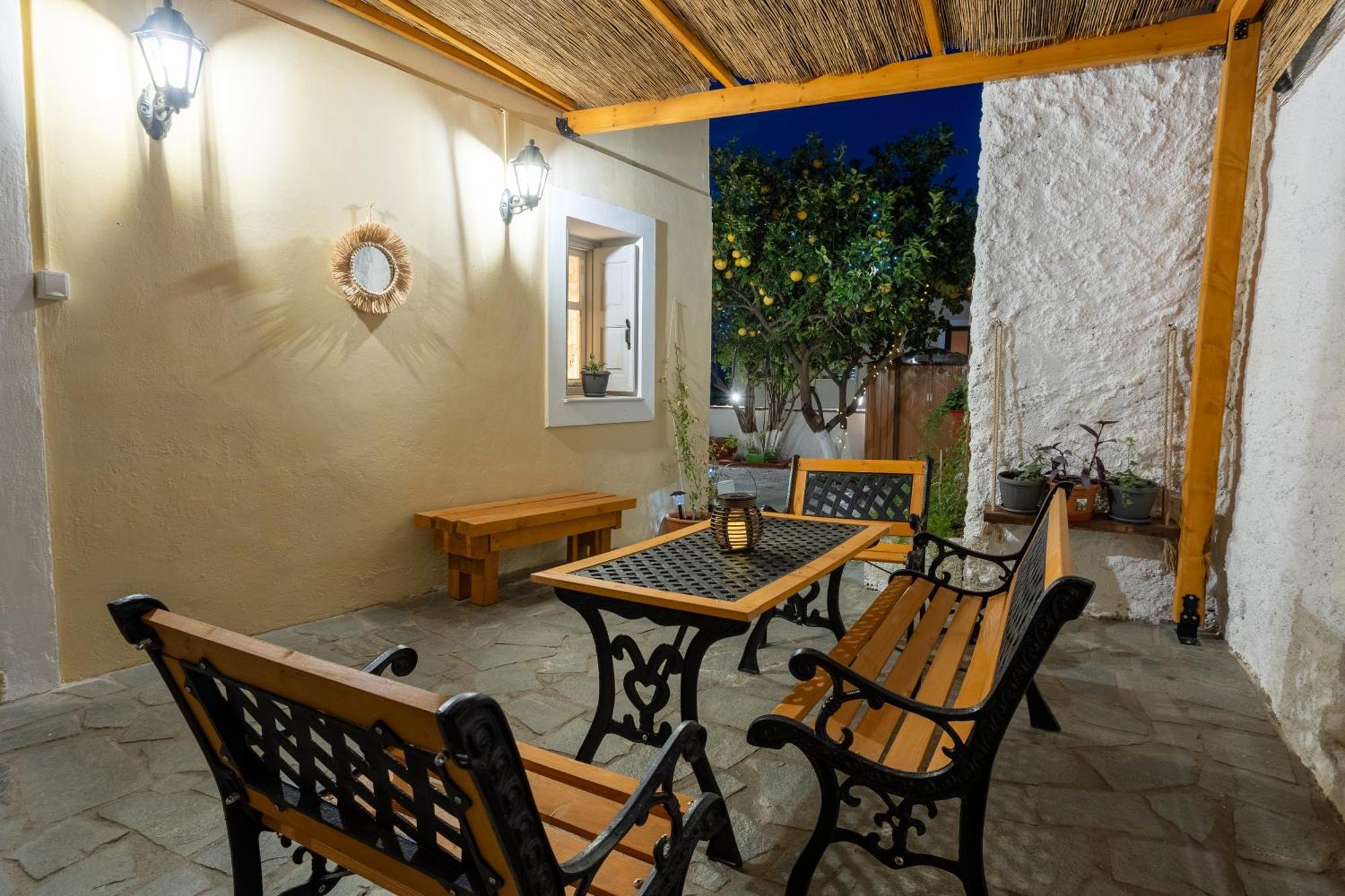 Spacious Home With Yard, Mytilene Lesvos Exteriör bild