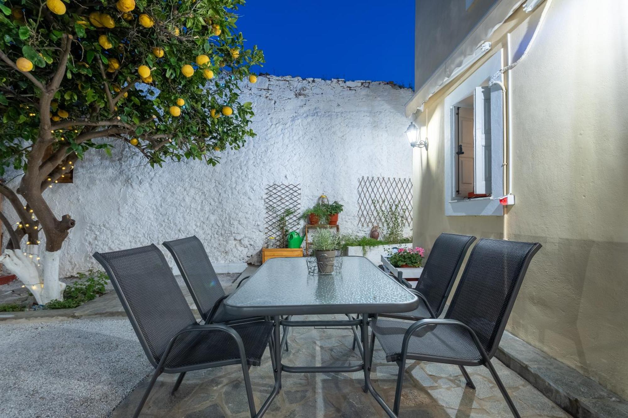 Spacious Home With Yard, Mytilene Lesvos Exteriör bild