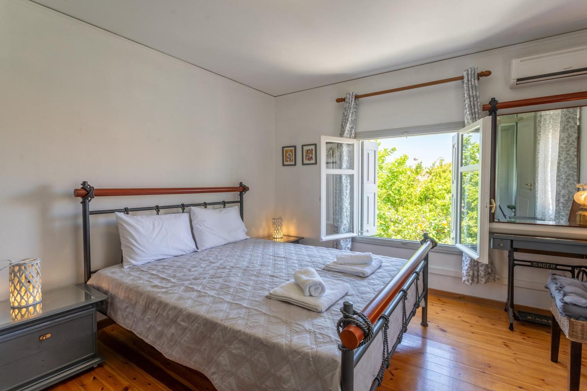 Spacious Home With Yard, Mytilene Lesvos Exteriör bild