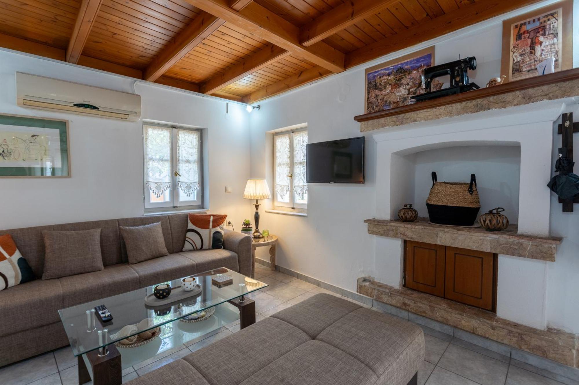 Spacious Home With Yard, Mytilene Lesvos Exteriör bild
