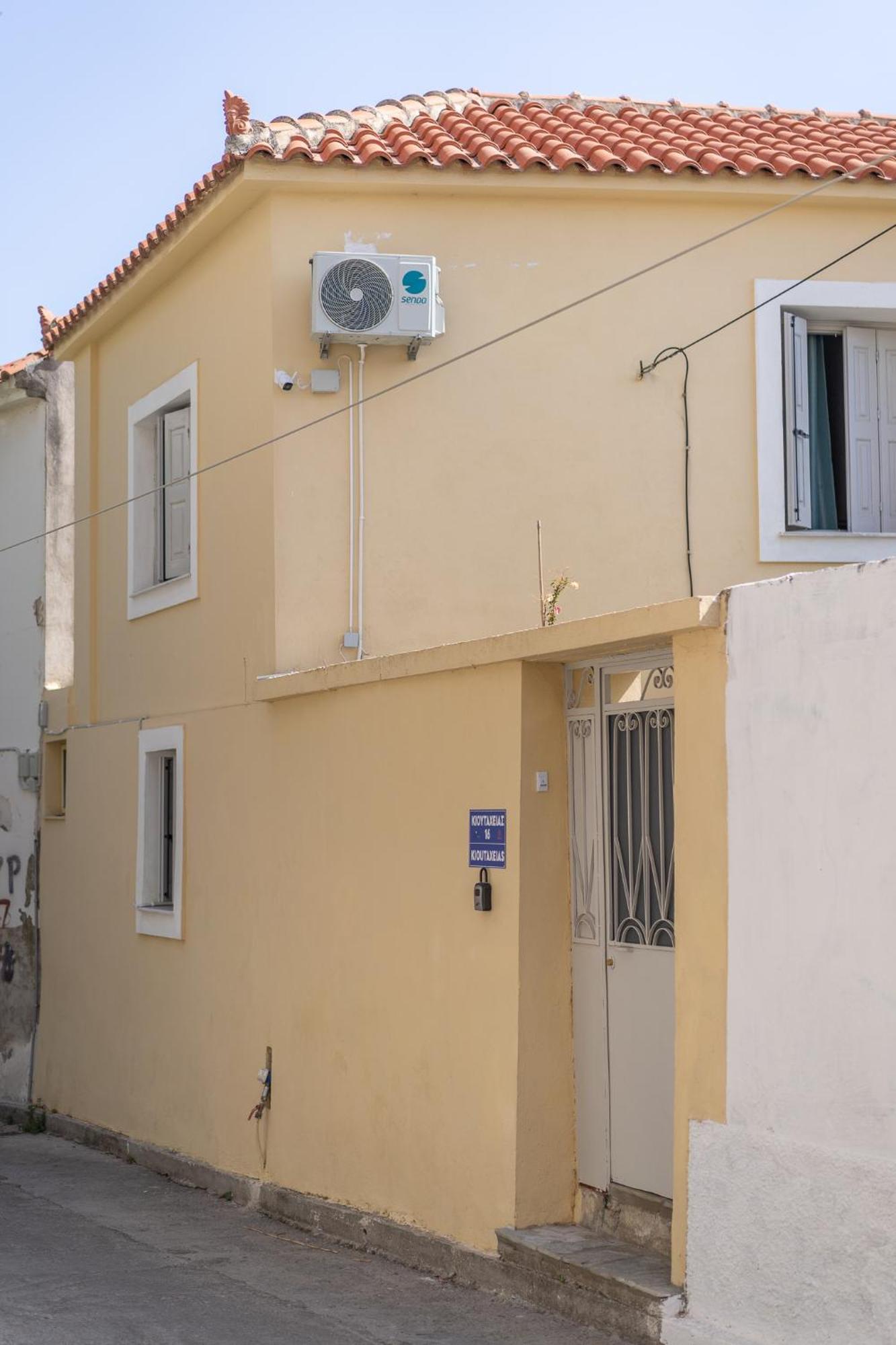 Spacious Home With Yard, Mytilene Lesvos Exteriör bild