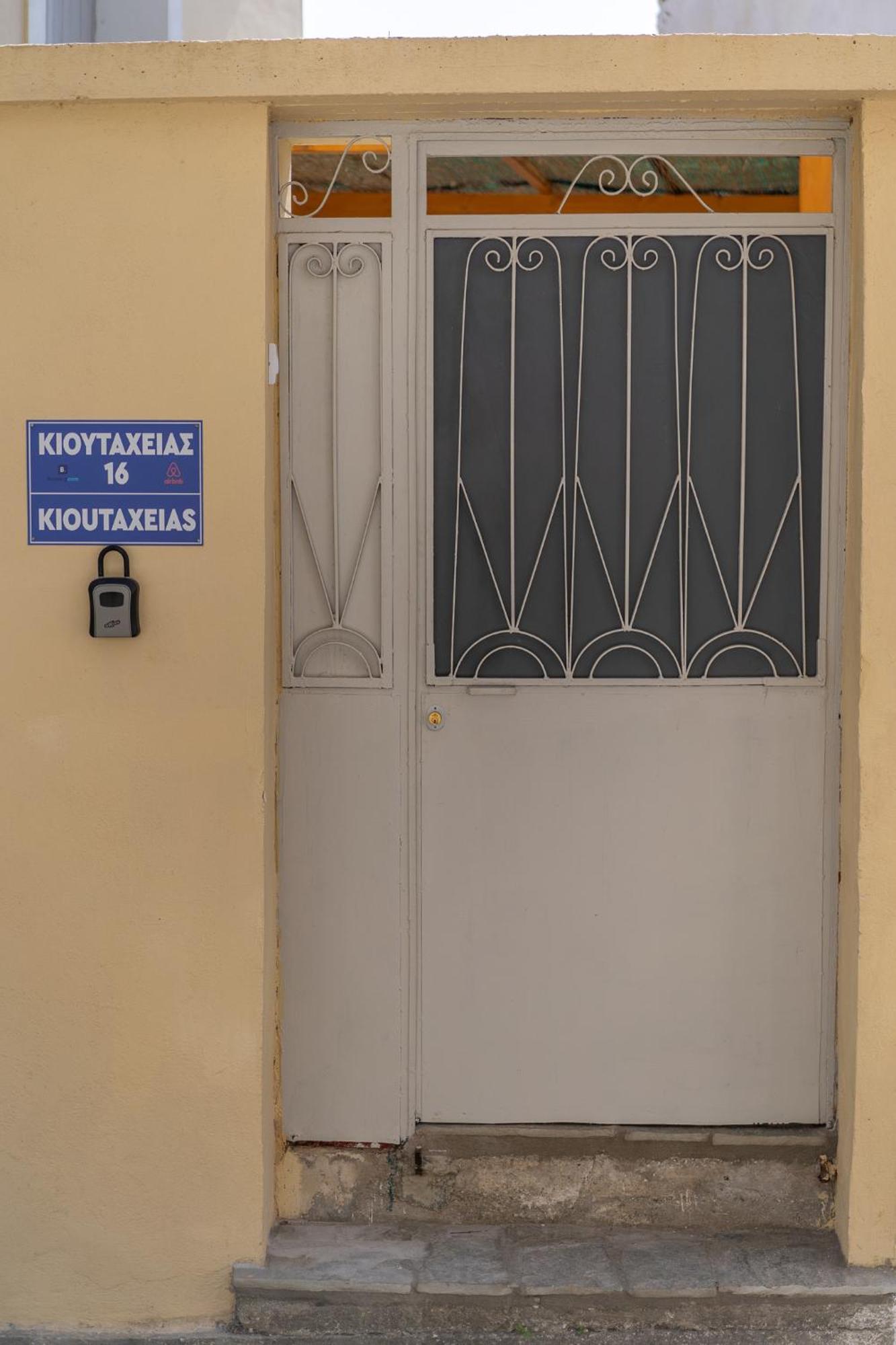Spacious Home With Yard, Mytilene Lesvos Exteriör bild